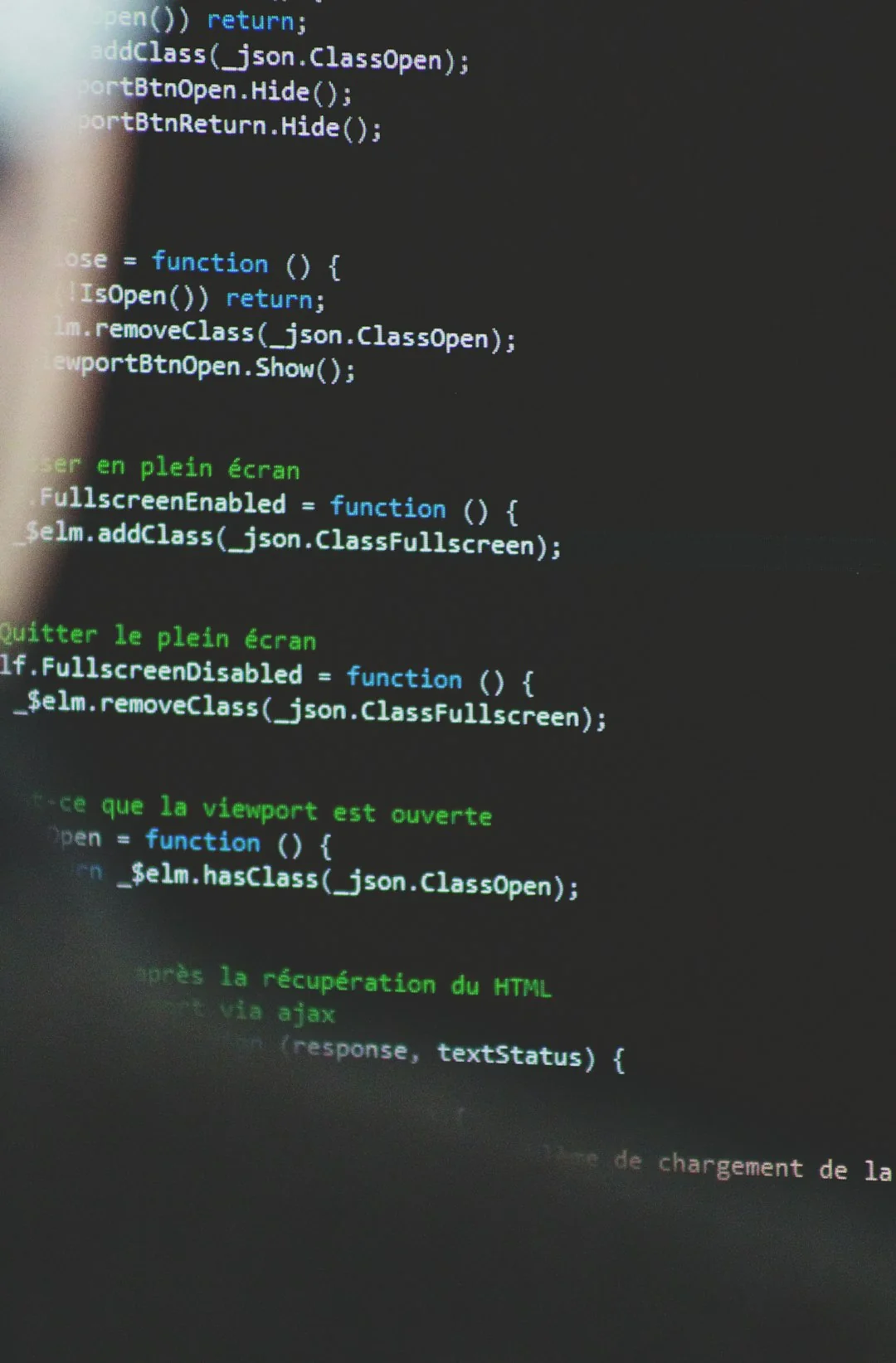 Una scrivania dal design essenziale con due monitor, tastiera, mouse e taccuino, pensata per la produttività.
