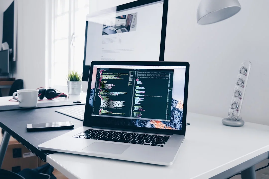 Elegante e funzionale postazione di lavoro con più monitor, laptop e smartphone, che mette in mostra un progetto di web design.